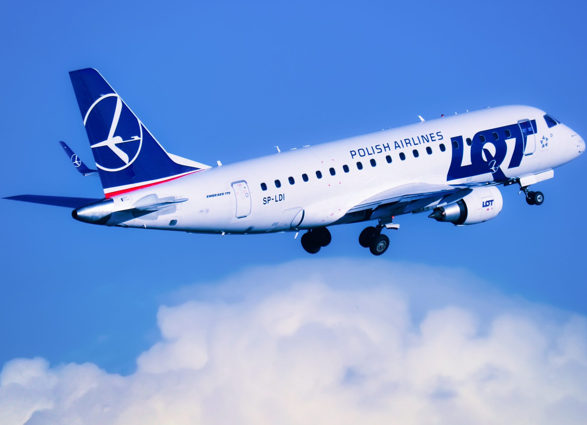 Embraer 170 startujący z Lotniska Chopina na tle błękitnego nieba i chmur , co robić w samolocie